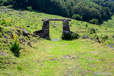 Ruinas antiguas en campo verde, México.